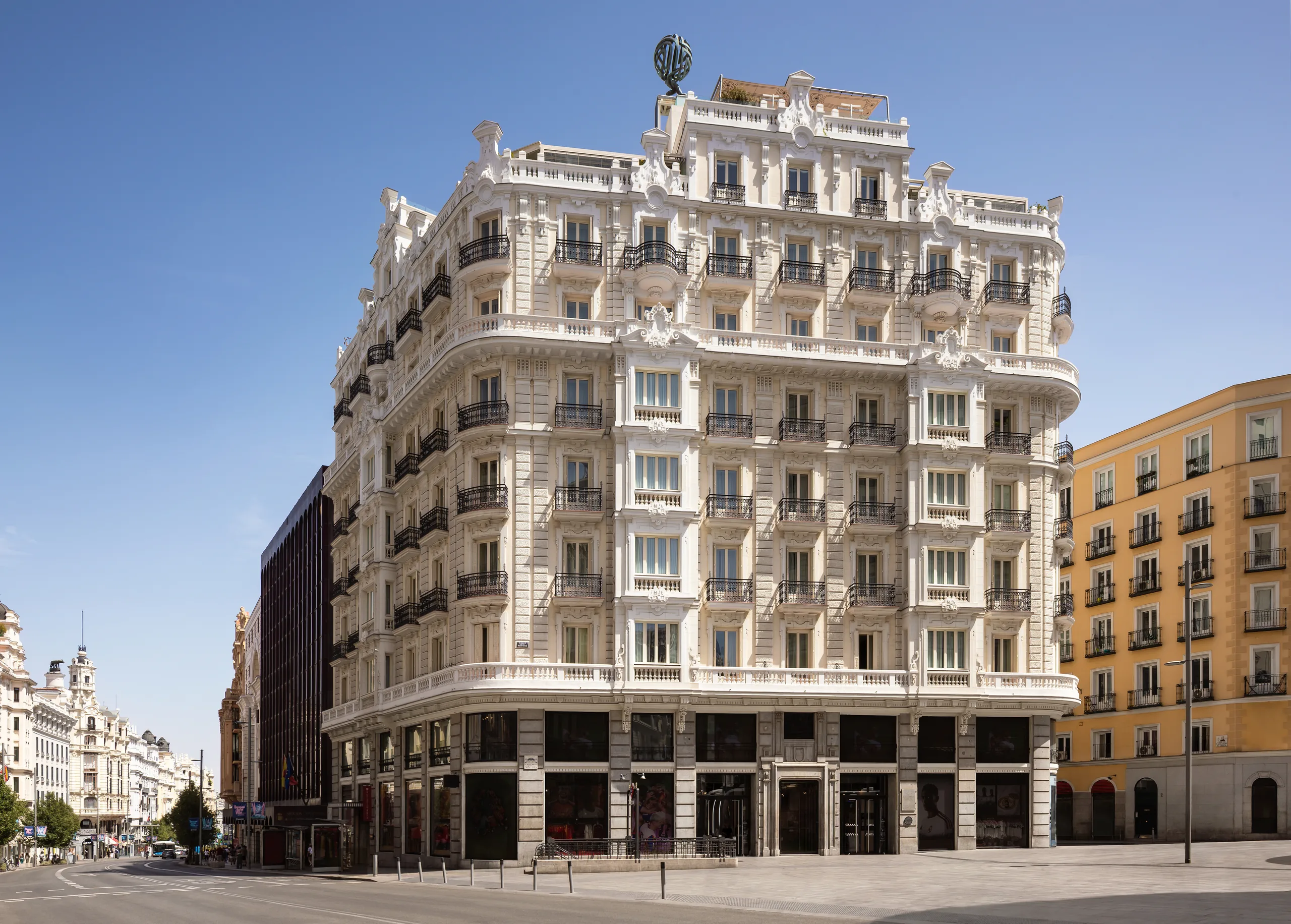 نمای ساختمان هتل NH Collection Madrid Gran Vía